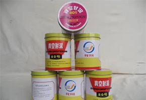本產(chǎn)品是由潤(rùn)滑油基礎(chǔ)油經(jīng)精餾、深度處理、調(diào)合并經(jīng)后處理工序制得。本產(chǎn)品用作真空冶煉、真空噴涂、電子管制造和原子能工業(yè)等真空設(shè)備的固定接頭、經(jīng)常需要拆卸部分的密封或系統(tǒng)中有可疑泄漏點(diǎn)時(shí)的暫時(shí)性密封。按規(guī)